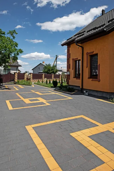 Романо колір: Чорний, Жовтий