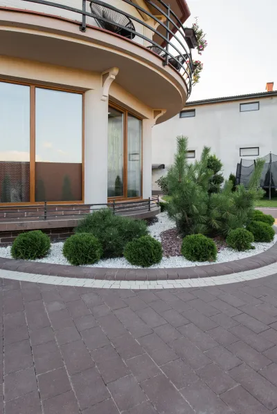 Романо цвет: Коричневый / Брусчатка австрийская цвет: Белый / Поребрик садовый бета цвет: Коричневый