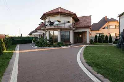 Романо цвет: Коричневый / Брусчатка австрийская цвет: Белый / Поребрик садовый бета цвет: Коричневый