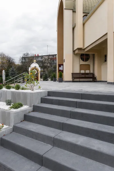 Сходина колір: Чорний / Палісад Новатор колір: Сірий