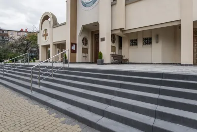 Сходина колір: Чорний