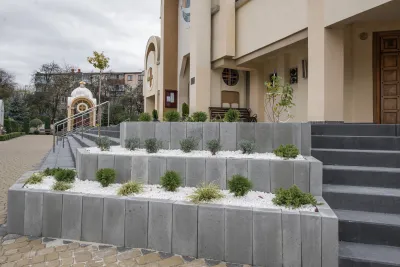 Сходина колір: Чорний / Палісад Новатор колір: Сірий