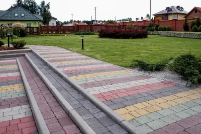 Поребрик (8 см) цвет: Cерый / Римский камень цвет: Черный, Красный, Cерый, Коричневый, Зеленый, Горчичный