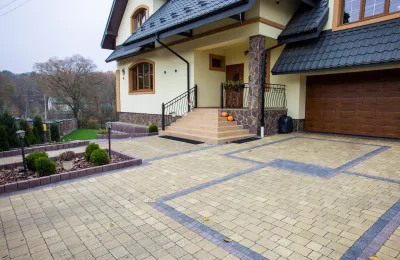 Брусчатка австрийская цвет: Коричневый, Черный / Римский камень цвет: Горчичный