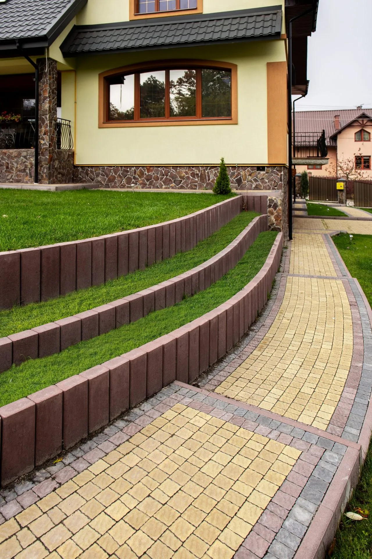 Брусчатка австрийская цвет: Горчичный, Коричневый, Черный / Палисад львовский цвет: Коричневый - фото 4