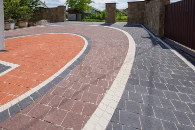 Римский камень цвет: Коричневый, Терракотовый, Черный / Брусчатка австрийская цвет: Белый