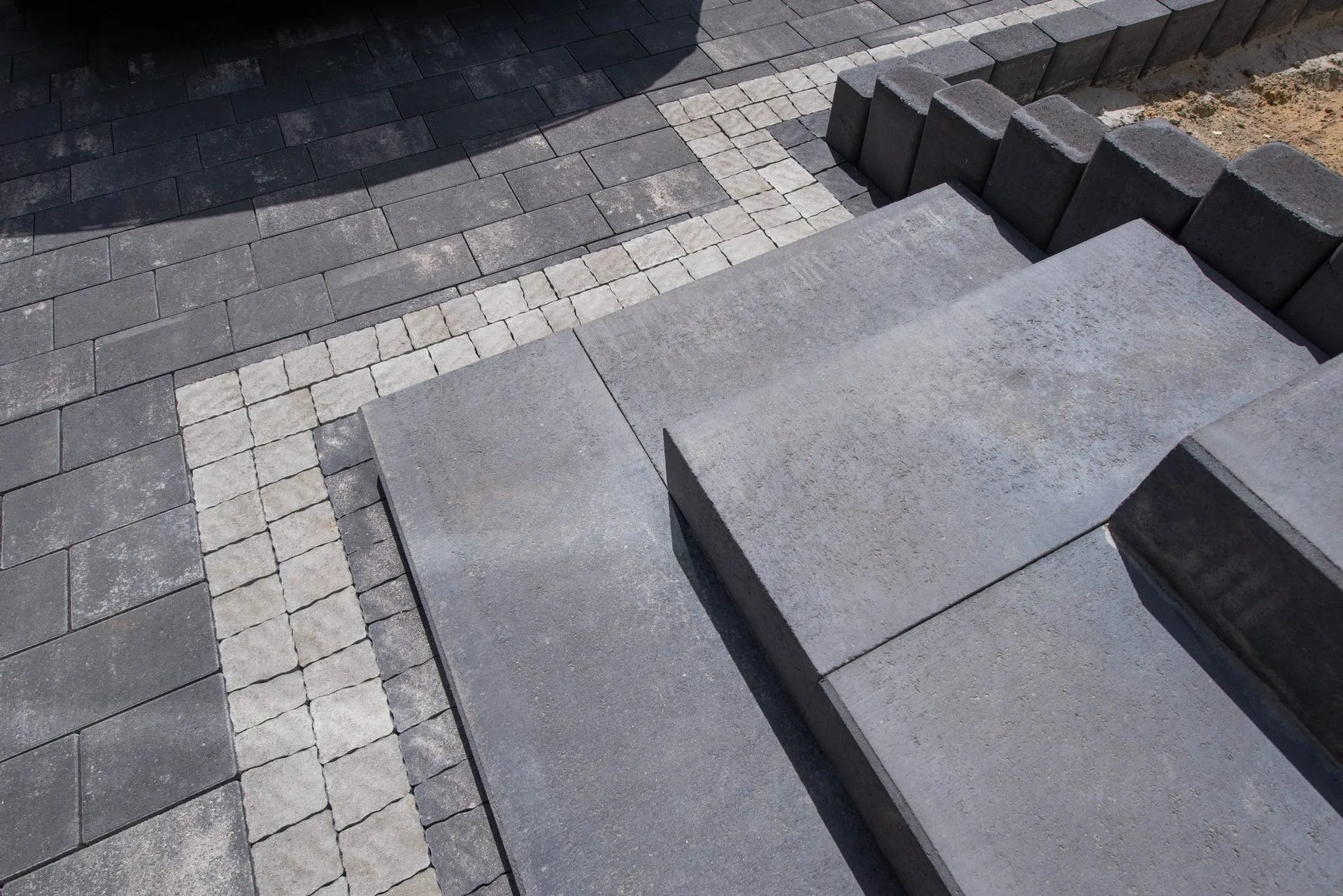 Брусчатка австрийская цвет: Cерый, Черный / Романо цвет: Антрацит / Ступенька цвет: Черный - фото 8