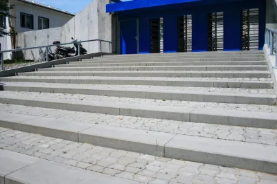 Сходина колір: Сірий