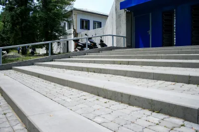 Сходина колір: Сірий