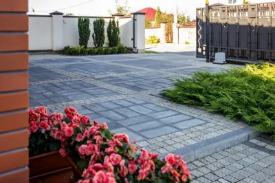 Поребрик (8 см) цвет: Cерый / Брусчатка австрийская цвет: Cерый / Футуро цвет: Черный