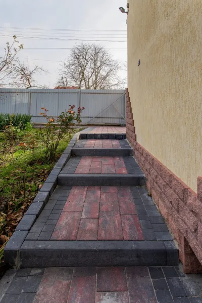 Хосе цвет: Гранат / Торни цвет: Черный / Поребрик (8 см) цвет: Черный